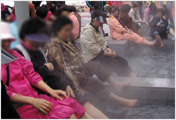 Outdoor hot spring to immerse the feet at Dongnae Hot Spring
