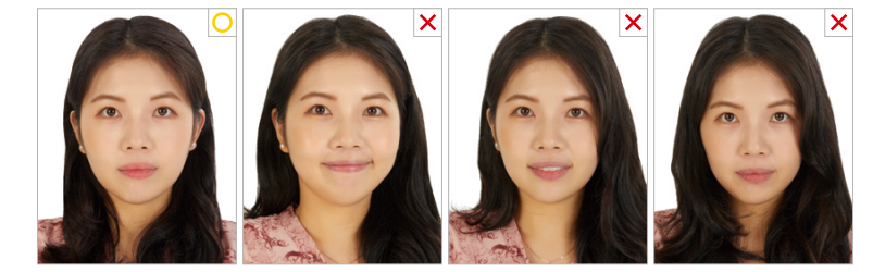 머리가 중앙에 위치해야 하며, 얼굴과 어깨는 정면을 향해야 함(측면포즈 불가) / 머리를 카메라를 향해 앞 또는 뒤로 기울이거나 얼굴을 가까이 근접 촬영한 사진은 사용 불가함 / 입은 다물어야 하며(치아 노출 불가), 미소(예: 눈을 가늘게 뜨고 얼굴을 찡그리기)짓거나 눈썹을 올리지 않는 무표정이어야 함 / 머리카락으로 눈을 가려서는 안되며, 얼굴 전체(이마~턱, 얼굴 윤곽 등)가 완전히 노출되어야 함 /머리카락으로 눈썹 및 얼굴 윤곽(광대, 볼 등)을 가리는 사진은 제출 불가함