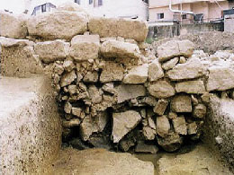 직사각형의 돌을 이용한 외벽축조