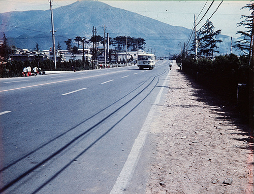 충렬로(안락교차로~동래한전 구간, 좌측 숲은 현 안락성당 자리)