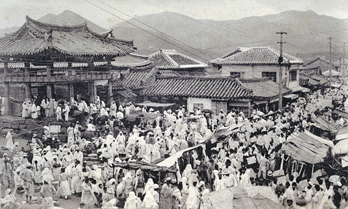동래장날 풍경(1920년대, 동래도호아문 앞)