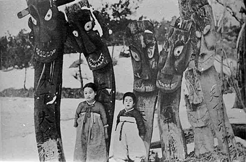 마을입구 장승과 어린이