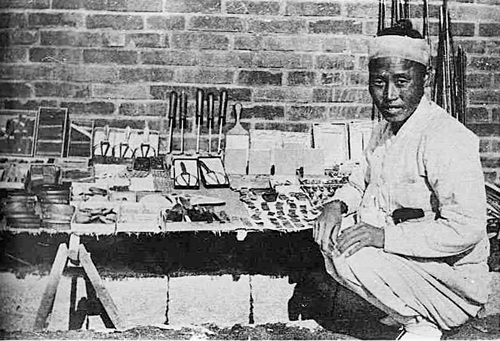 생활용구를 파는 노점상