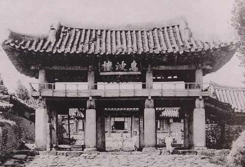 식파루와 뒤편 동래부객사