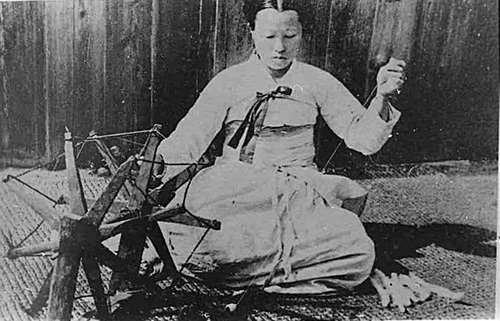 물레로 실을 뽑는 아낙