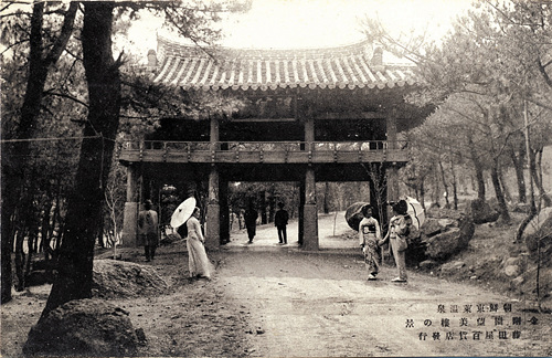 동래부동헌 앞에서 온천장으로 옮겨진 망미루(1930년대)
