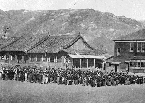 부산지방 최초의 동래공립보통학교(1910년대, 현 동래시장 자리)
