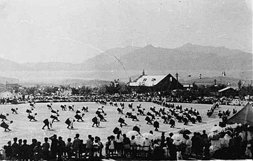 동래일신여학교 운동회(1930년대, 앞 건물은 일성관, 현 복산동주민센터 자리)