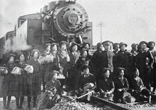 동해남부선 동래역과 동래일신여학교 통학생(1940년대)