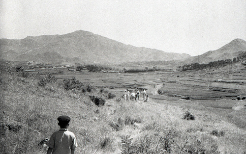 사직동 전경(1940년대, 초읍에서 동래로 넘어오는 옛길)