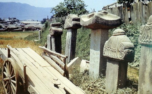 동래부사 비석(1952년, 안락교차로 주변)