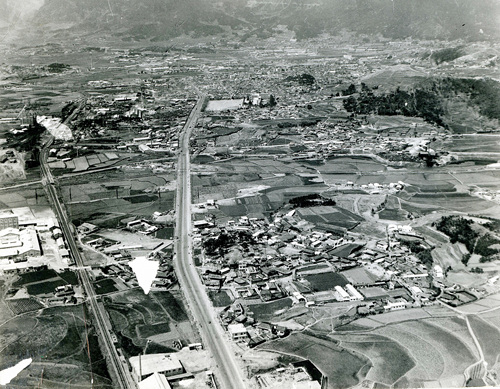 상공에서 본 안락동주변 전경(동래남부선과 충렬로, 중앙에 숲은 현 안락성당 자리)