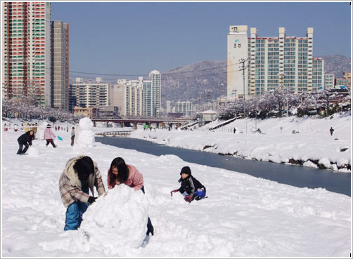 눈 내린 동래온천천과 아이들