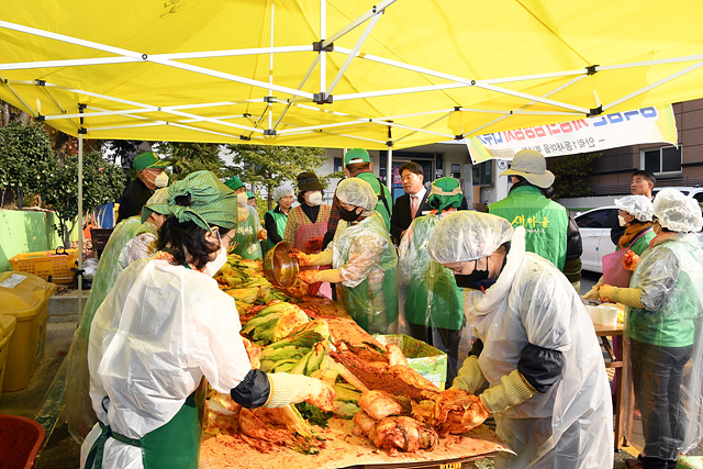 장준용 동래구청장이 안락1동 행정복지센터를 찾아 '사랑의 김장김치 나누기'행사에 봉사를 하고 있는 새마을부녀회 회원들을 격려하고 있는 모습