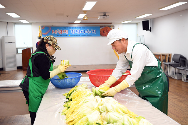 장준용 동래구청장이 명륜동 행정복지센터를 찾아 김장김치로 사용할 김치를 작업하기 좋게 배열하는 봉사를 하고 있는 모습