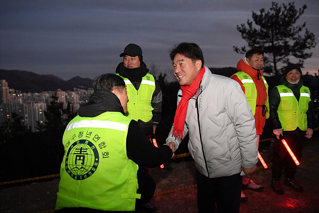 장준용 동래구청장이 새해 해맞이 장소인 북장대를 찾아 봉사활동을 하고 있는 봉사자들을 격려하고 있는 모습