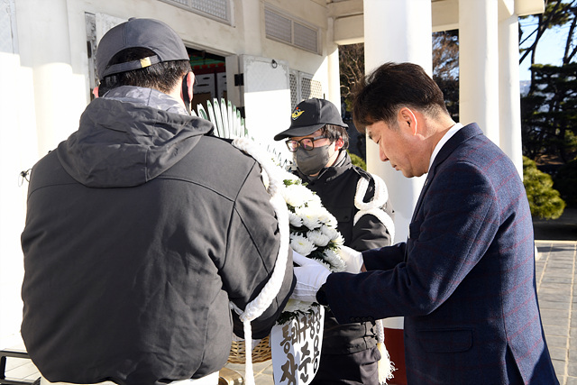 장준용 동래구청장이 충렬사에서 신년참배를 하기 위해 헌화하고 있는 모습