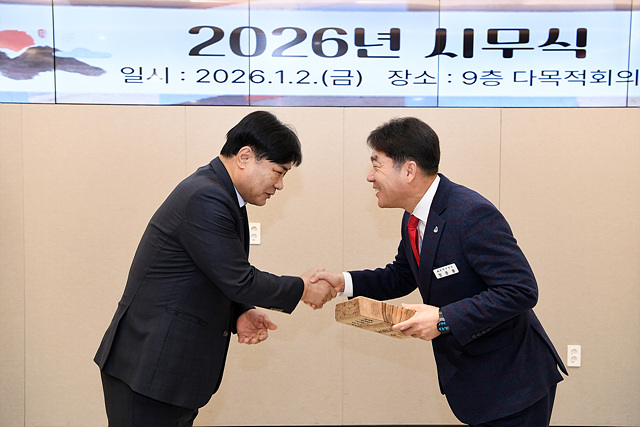 장준용 동래구청장(사진 오른쪽)이 부산시 소상공인연합회 회장으로부터 지역 소상공인의 현안과 애로사항해결에 앞장선 공로로 목민감사패를 수여 받고 있는 모습