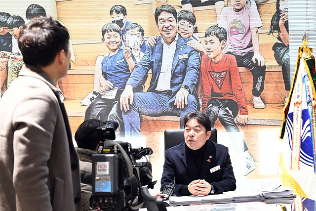 장준용 동래구청장이 HCN 부산방송 기자에게서 질문을 받고 있는 모습