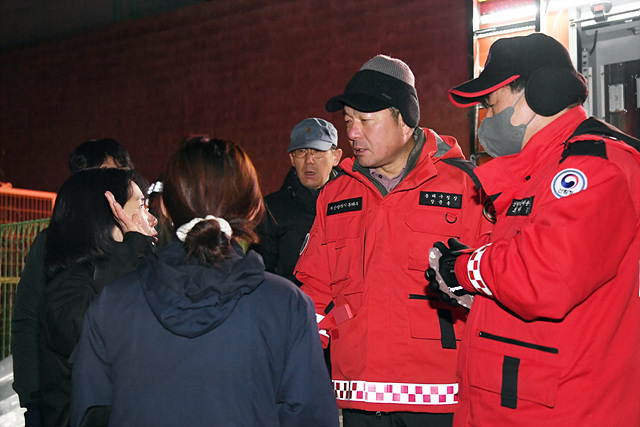장준용 동래구청장이 산불발생에 따른 비상소집을 받은 뒤 즉시 출동하여 관계자로 부터 보고를 받고 있는 모습
