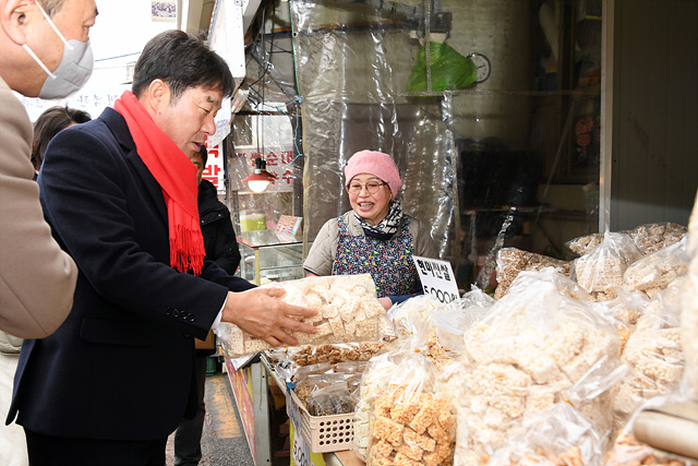 장준용 동래구청장이 사직2동에 소재하고 있는 국민시장을 찾아 설 명절 과자를 구입하고 있는 모습