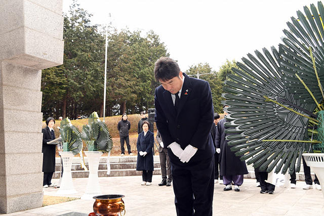 장준용 동래구청장이 부산3·1독립운동 기념탑에서 헌화와 분향을 한 후 묵념을 하고 있는 모습