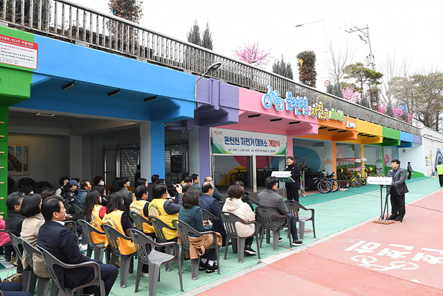 장준용 동래구청장이 온천천 인공폭포 맞은편에 위치한 온천천 자전거대여소 개장식에서 인사말을 하고 있는 모습