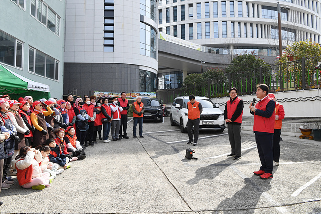 장준용 동래구청장이 매월 첫번째 토요일 무료급식을 하는 아름다운 동행을 찾아 인사말을 하고 있는 모습