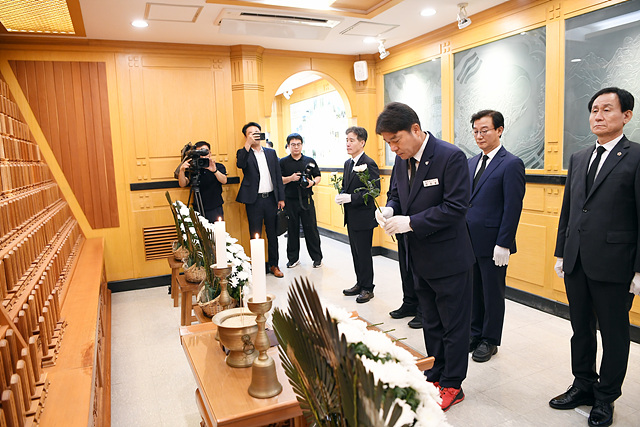 부산광역시 구청장·군수협의회 회장 장준용 동래구청장이 '제81주년 광복절 경축식'에 앞서 광복기념관 위패 봉안소를 찾아 애국선열에 대한 헌화를 하고 있는 모습