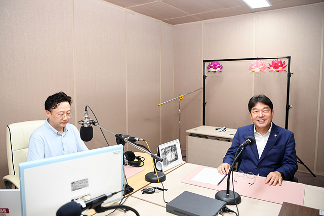 장준용 동래구청장(사진 오른쪽)이 범일동에 소재하고 있는 부산불교방송 스튜디오를 찾아 생방송 인터뷰에 임하기 전 카메라를 보며 활짝 웃어 보이고 있는 모습
