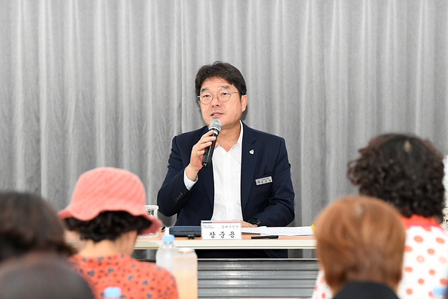 구민 직접 소통의 날을 맞이하여 장준용 동래구청장이 인사말을 하고 있는 모습
