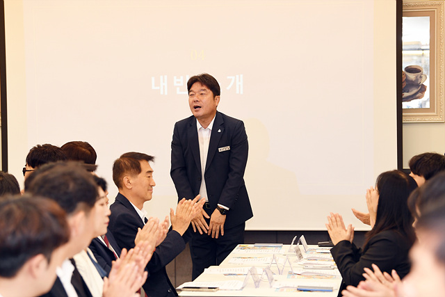 장준용 동래구청장이 '부산시각장애인복지연합회 동래구지회 창립 1주년 기념 행사'에 참석해 인사를 하고 있는 모습