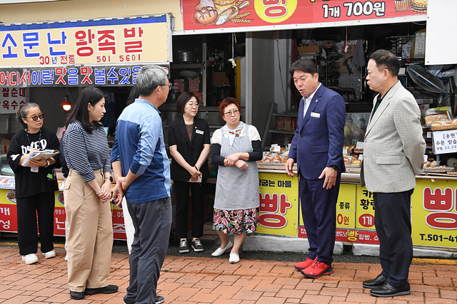 장준용 동래구청장이 추석 명절을 앞두고 명절 물가동향을 파악하고 사직동에 소재한 국민시장 상인들을 격려하는 중에 한 상인의 애로사항을 청취하며 서로 소통하고 있는 모습